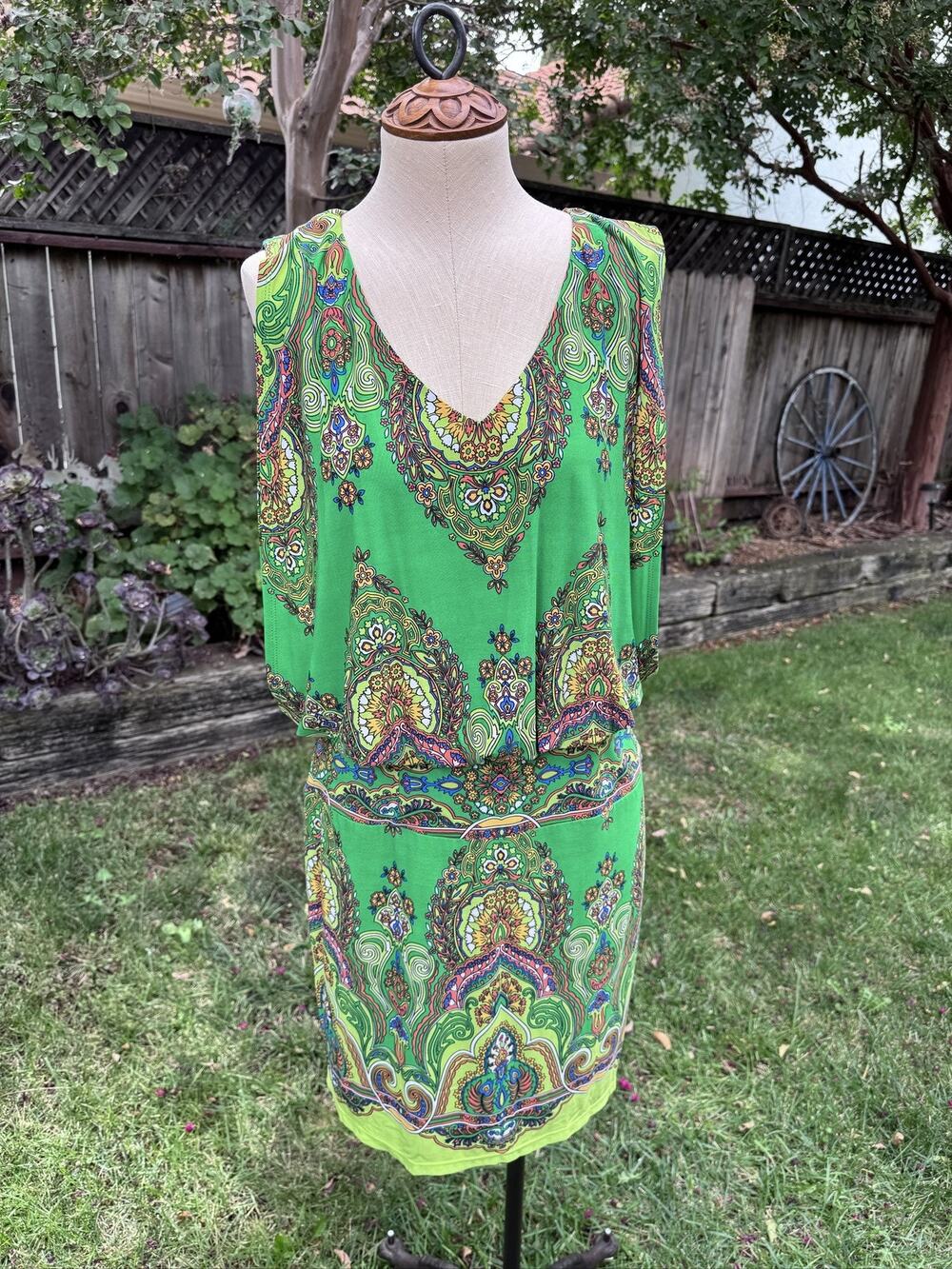 Sandra Darren Women's Size 10 Green Paisley Shift Dress V-Neck Sleeveless Knit